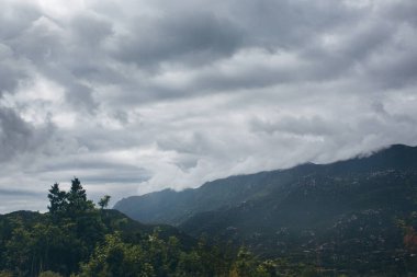 Dramatik dağ manzarası bulutlu gökyüzü, doğa yolculuğu arka plan, vahşi yaşam konsepti