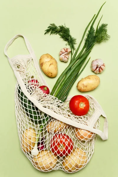 Borsa Stringa Alla Moda Con Verdure Fresche Verdure Fondo Verde — Foto Stock