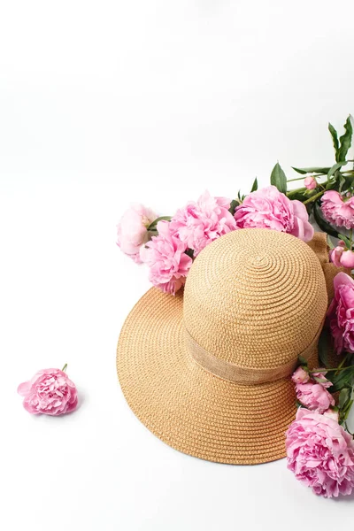Zomervakantie Concept Stro Gevlochten Hoed Roze Pioenroos Bloemen Witte Achtergrond — Stockfoto