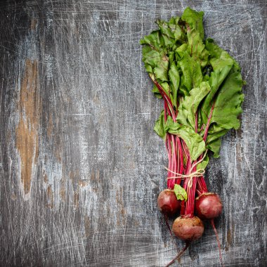 Bir sürü taze organik çiftçi. Koyu renkli arka planda pancar kökleri. Yakın plan, üst manzara. Doğal organik sebzeler.