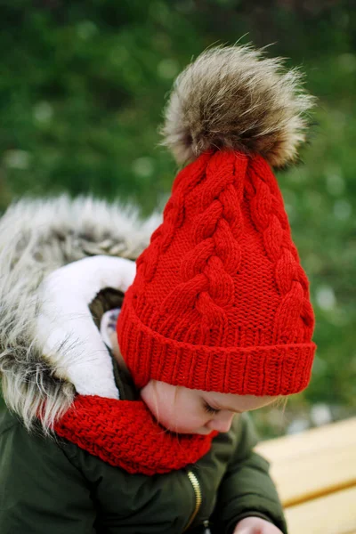 Linda Chica Triste Rojo Brillante Gorra Punto Sentado Solo Aire —  Fotos de Stock