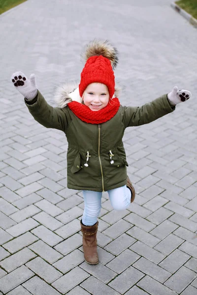 Söt Liten Rolig Flicka Trendiga Outfit Promenader Och Dans Gatan — Stockfoto