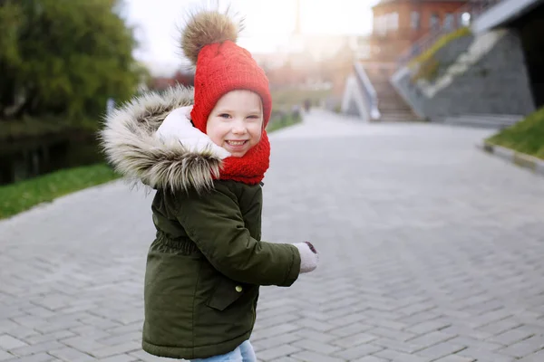 Dolce Bambina Divertente Abito Alla Moda Camminare Strada Divertirsi Ridere — Foto Stock