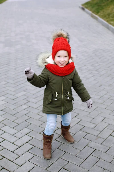 Dolce Bambina Divertente Abito Alla Moda Camminare Ballare Strada Divertirsi — Foto Stock