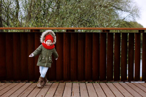 Aranyos Kislány Meleg Felsőruhában Tánc Szórakozás Utcán Ősszel Vagy Télen — Stock Fotó
