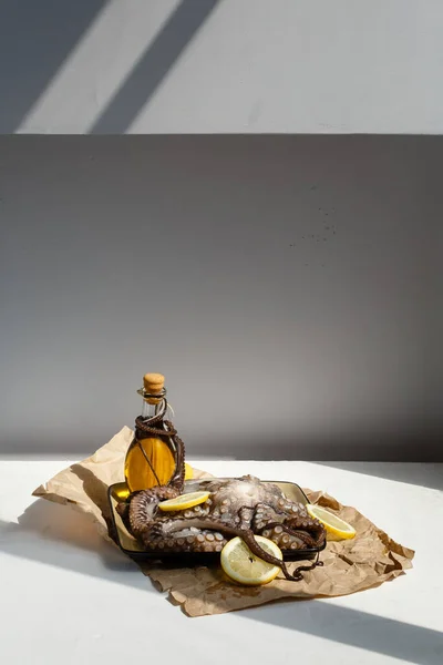 Морепродукти Сирий Великий Восьминога Тарілці Лимонами Оливковою Олією Готові Приготування — стокове фото
