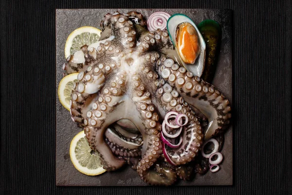 一整盘生的大章鱼 配上贻贝 柠檬和红洋葱 随时可以烹调 从上方看 — 图库照片