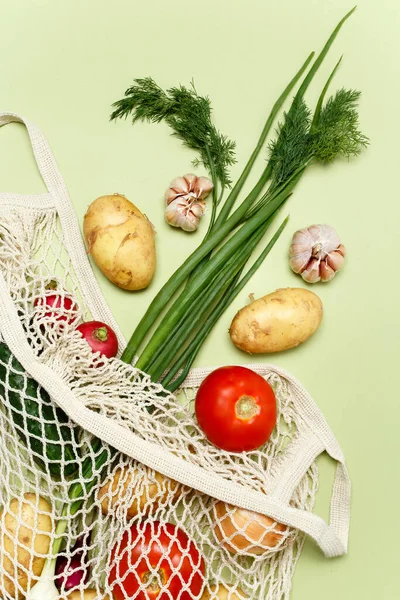 Модна Нитяна Сумка Свіжими Овочами Зеленню Світло Зеленому Тлі Картопля — стокове фото