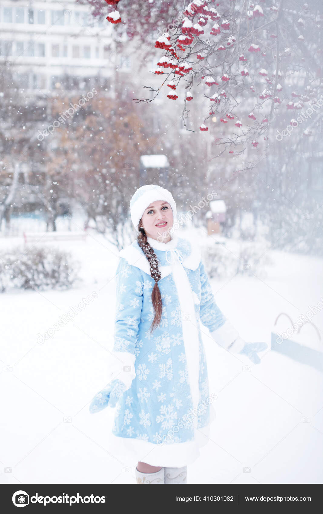 https://st4.depositphotos.com/1814571/41030/i/1600/depositphotos_410301082-stock-photo-beautiful-young-woman-traditional-russian.jpg
