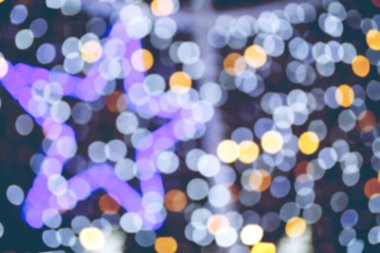 Odaklanamayan Noel aydınlatması ve Bokeh yıldızı şekilli soyut bir tatil geçmişi 