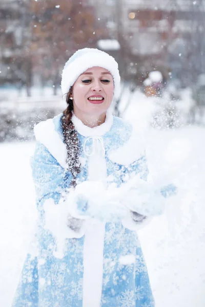 Mulher Bonita Terno Tradicional Russo Donzela Neve Ano Novo Natal — Fotografia de Stock