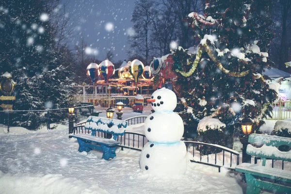 Fundo Natal Mágico Com Neve Boneco Neve Engraçado Parque Diversões — Fotografia de Stock