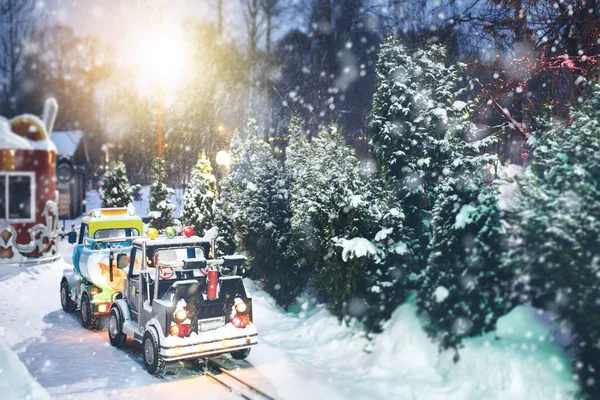 Волшебный Рождественский Фон Снегом Игрушечным Автомобилем Парке Зимних Развлечений — стоковое фото