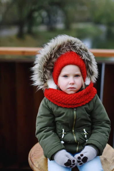 Ritratto Graziosa Bambina Triste Abiti Caldi Outerwear Seduta All Aperto — Foto Stock