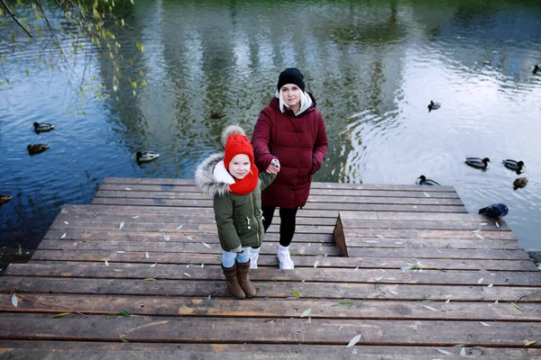 Fiatal Anya Sétál Aranyos Kislányával Városi Parkban Folyó Közelében — Stock Fotó