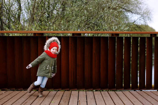 Linda Niña Ropa Interior Caliente Bailando Divirtiéndose Calle Otoño Invierno —  Fotos de Stock