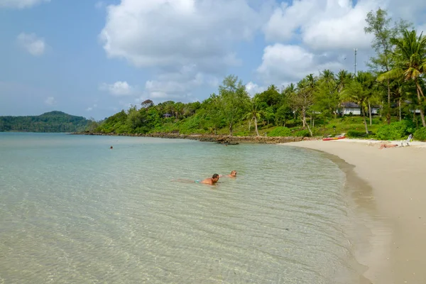 Isla Koh Kood Tailandia Enero 2018 Personas Nadando Hermosa Playa — Foto de Stock