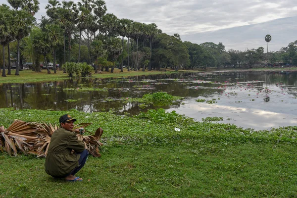 Angkor Kambodża Stycznia 2018 Człowiek Zamknąć Centrum Jeziora Angkor Kambodży — Zdjęcie stockowe