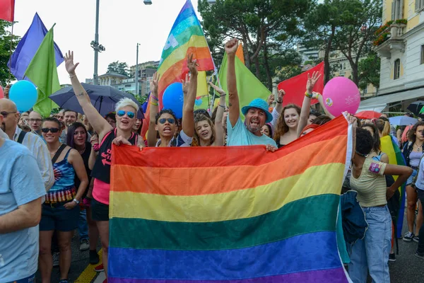 瑞士卢加诺 2018年6月2日 在瑞士卢加诺的同性恋自豪感游行中的同性恋和女同性恋者 — 图库照片