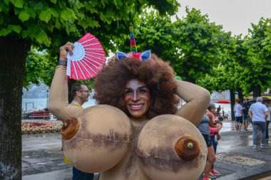 Lugano, İsviçre - 2 Haziran 2018: Gay ve Lezbiyenler Lugano Gay gurur geçit töreninde İsviçre üzerinde yürüme