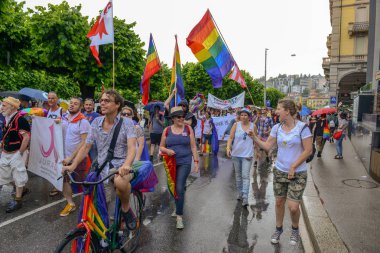 Lugano, İsviçre - 2 Haziran 2018: Gay ve Lezbiyenler Lugano Gay gurur geçit töreninde İsviçre üzerinde yürüme