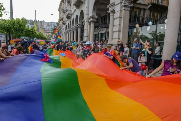Lugano, İsviçre - 2 Haziran 2018: Gay ve Lezbiyenler Lugano Gay gurur geçit töreninde İsviçre üzerinde yürüme