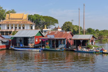 Tonle Sap Gölü, Kamboçya - 13 Ocak 2018: Kamboçya'daki Tonle Sap Gölü su üzerinde yüzen Köyü.