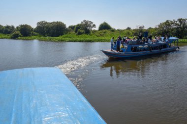 Tonle Sap Gölü, Kamboçya - 13 Ocak 2018: turist tekne Tonle Sap Gölü Kamboçya'daki bir vergisel nehir gezinme