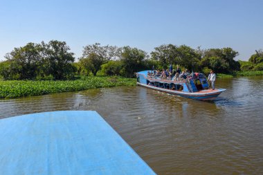 Tonle Sap Gölü, Kamboçya - 13 Ocak 2018: turist tekne Tonle Sap Gölü Kamboçya'daki bir vergisel nehir gezinme