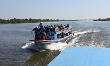 Tonle Sap Gölü, Kamboçya - 13 Ocak 2018: turist tekne Tonle Sap Gölü Kamboçya'daki bir vergisel nehir gezinme