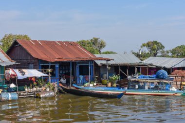 Tonle Sap Gölü, Kamboçya - 13 Ocak 2018: Kamboçya'daki Tonle Sap Gölü su üzerinde yüzen Köyü.