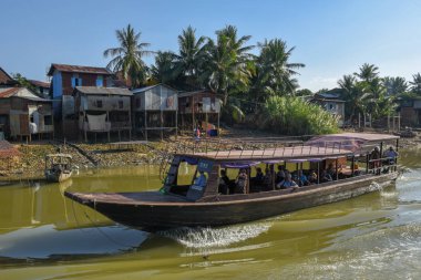 Tonle Sap Gölü, Kamboçya - 13 Ocak 2018: turist tekne Tonle Sap Gölü Kamboçya'daki bir vergisel nehir gezinme