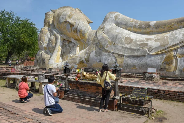 Аюттхая Таиланд Января 2018 Года Люди Молятся Перед Лежащим Буддой — стоковое фото