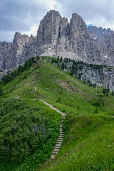 Güzel yaz dağ görünümünde Sella grubunun Dolomites, İtalya