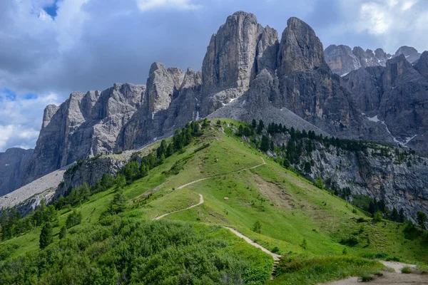 Güzel yaz dağ görünümünde Sella grubunun Dolomites, İtalya