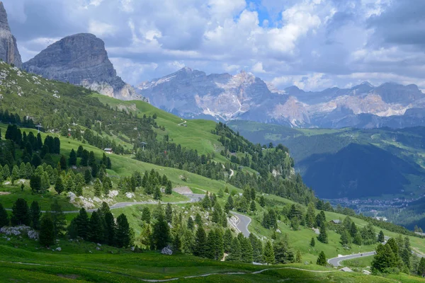 Güzel yaz dağ görünümünde Sella grubunun Dolomites, İtalya