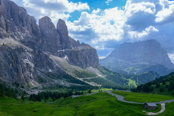 Güzel yaz dağ görünümünde Sella grubunun Dolomites, İtalya