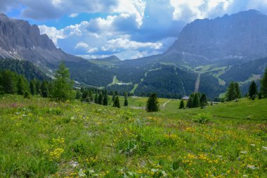 Güzel yaz dağ görünümünde Sella grubunun Dolomites, İtalya
