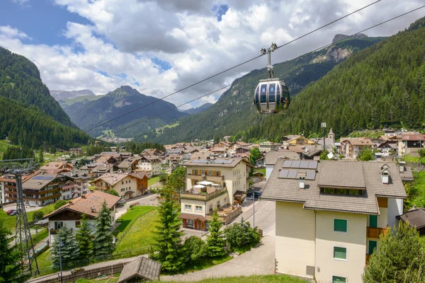 Canazei, İtalya - 21 Haziran 2018: köy Canazei üzerinde Fassa Vadisi Trentino Alto Adige, İtalya