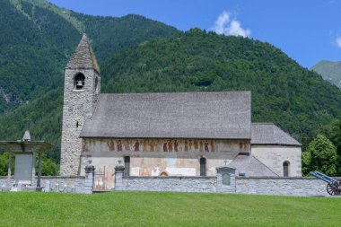Kilise od Saint Vigilio adlı Pinzolo Dolomites, İtalya üzerinde