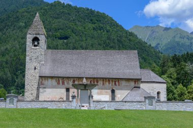 Kilise od Saint Vigilio adlı Pinzolo Dolomites, İtalya üzerinde
