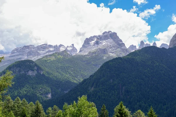 İtalya Dolomites Brenta grup dağlarının görünümü