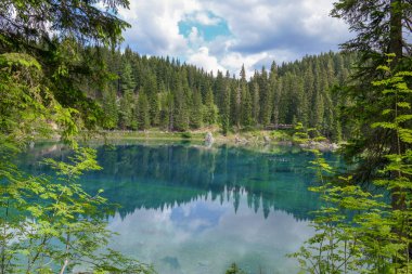 South Tyrol, İtalya Dolomites dağlarda yansıması ile Carezza Lake.