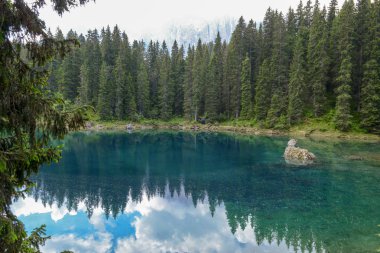 South Tyrol, İtalya Dolomites dağlarda yansıması ile Carezza Lake.