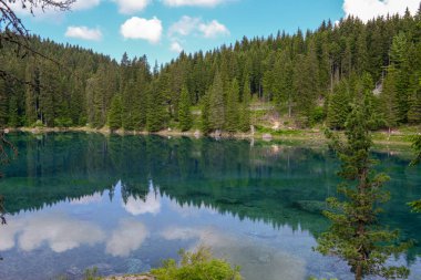 South Tyrol, İtalya Dolomites dağlarda yansıması ile Carezza Lake.