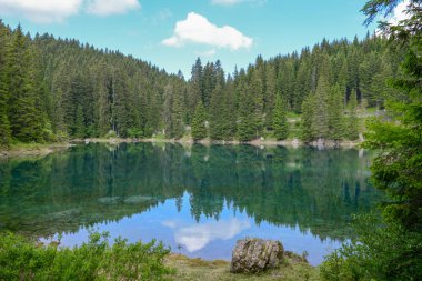 South Tyrol, İtalya Dolomites dağlarda yansıması ile Carezza Lake.
