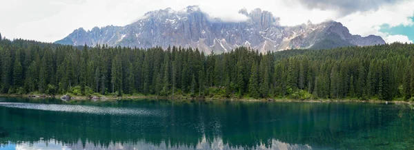 South Tyrol, İtalya Dolomites dağlarda yansıması ile Carezza Lake.