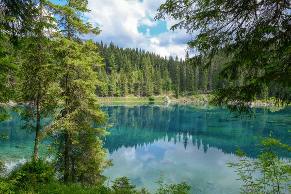 Lago Carezza Com Reflexo Montanhas Nas Dolomitas Sul Tirol Itália — Fotografia de Stock