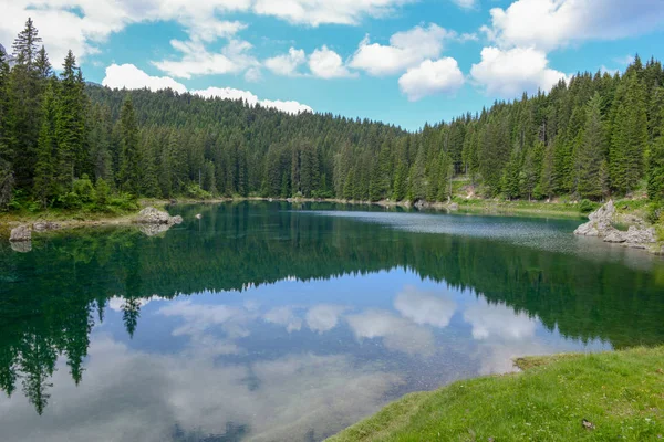 Озеро Карецца Отражением Гор Доломитовых Альпах Юге Тироля Италия — стоковое фото