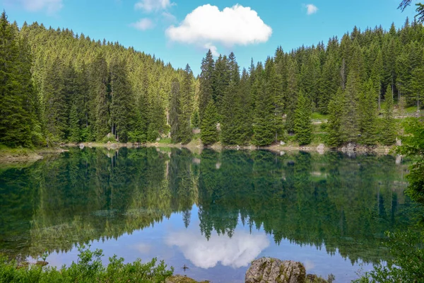 Lago Carezza Com Reflexo Montanhas Nas Dolomitas Sul Tirol Itália — Fotografia de Stock